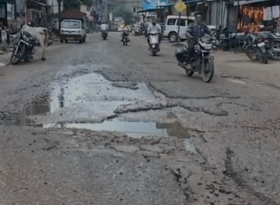 Tikamgarh News: सीएम मोहन यादव के काफिले के सामने गूंजा बुंदेलखंडी अंदाज, लोगों ने कहा- “सीएम साहब, जे रोड के गड्ढा तो देख लो”
