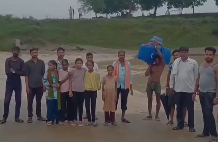 MP News: ई-अटेंडेंस की ज़िद या ज़िंदगी से खिलवाड़? भिंड में उफनती नदी और हवा भरे ट्यूब के सहारे स्कूल पहुंच रहे शिक्षक
