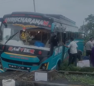 Raisen Bus Accident: नीमखेड़ा में डिवाइडर से टकराई यात्री बस, कई यात्री घायल; बाइक सवार को बचाने में हुआ हादसा