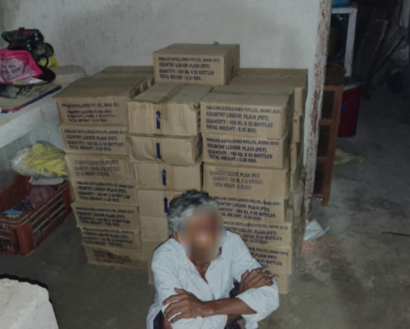 Bhind Illegal Liquor: पुलिस की कार्रवाई में 43 पेटी अवैध शराब बरामद, शराब माफियाओं पर शिकंजा