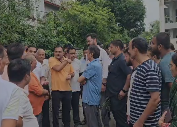 Rewa News: रीवा की गायत्री नगर कॉलोनी में 10 दिन से जलभराव, 100 परिवार परेशान; डिप्टी CM राजेंद्र शुक्ला ने लिया जायजा