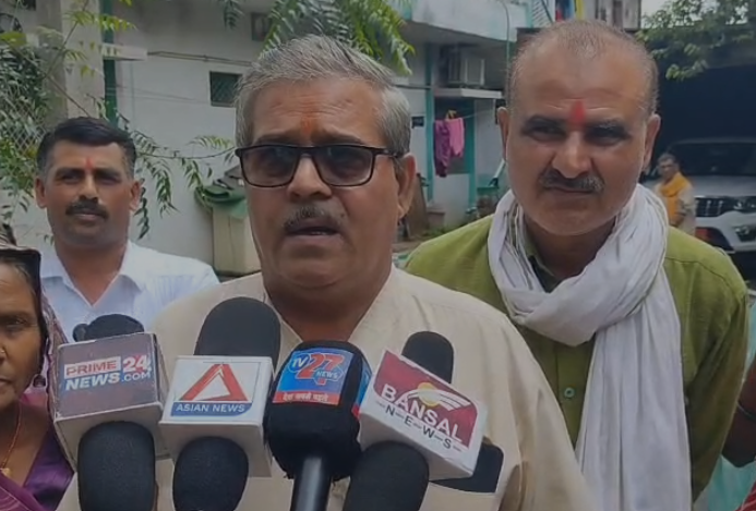 Rewa Road Protest: रीवा में सड़क की मांग को लेकर विधायक आवास पहुंचे ग्रामीण, बोले- दशकों से इंतजार, अब चाहिए पक्की सड़क