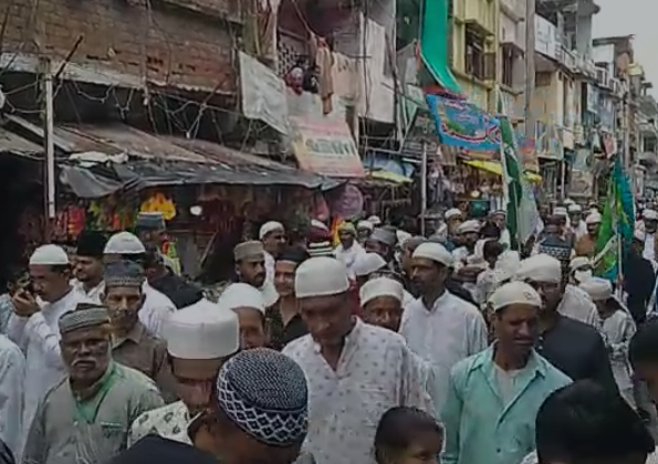 MP News: टीकमगढ़ में ईद मिलादुन्नबी पर निकला जुलूस, शहर में दिखी आस्था और अकीदत
