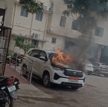 Durg Car Fire: कार्यालय खुलने से पहले धू-धू कर जली महापौर अलका बागमार की कार, निगम परिसर में मचा हड़कंप