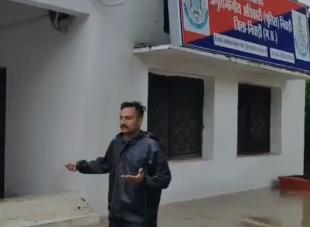 Niwari Rain: निवाड़ी में बारिश से बिगड़े हालात, एसडीओपी कार्यालय में घुसा पानी; फाइलें और कंप्यूटर सामग्री बचाने में जुटे कर्मचारी
