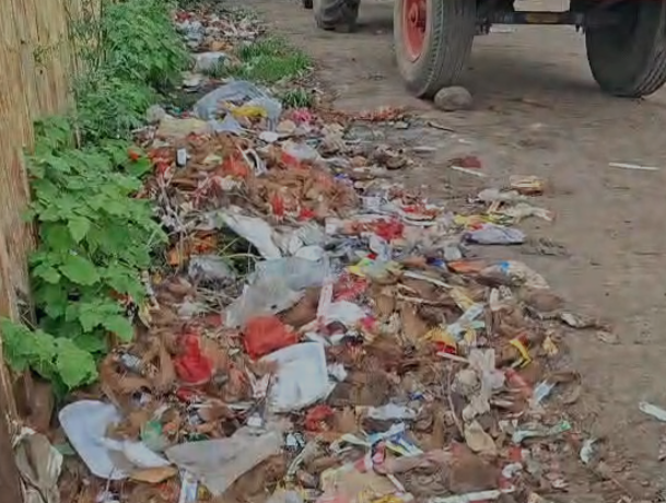MP News: अशोकनगर के करीला धाम में गंदगी का अंबार, मंदिर परिसर और परिक्रमा मार्ग पर बिखरा कचरा