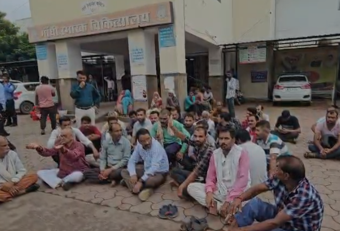 Rewa Hospital Death: रीवा अस्पताल में जच्चा-बच्चा की मौत पर बड़ी कार्रवाई, दो नर्सों के बाद 2 डॉक्टर निलंबित; जांच में लापरवाही सामने आने पर गिरी गाज