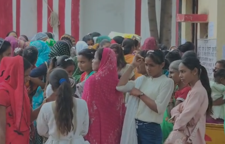 MP News: अशोकनगर जेल में रक्षाबंधन की भावुक तस्वीर, भाइयों को राखी बांधकर छलके बहनों के आंसू