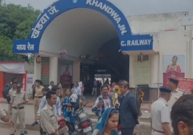 Khandwa Railway Station: खंडवा रेलवे स्टेशन पर रेलवे मजिस्ट्रेट का औचक निरीक्षण, दो घंटे चली चेकिंग; अनियमितताओं पर कटे चालान