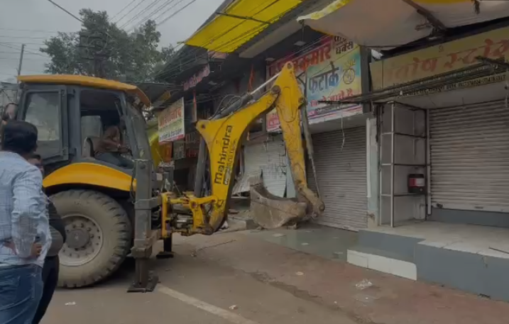 Indore News: इंदौर के रानीपुरा मार्केट में नगर निगम का बड़ा एक्शन, दुकानों के सामने से हटाया जा रहा अतिक्रमण