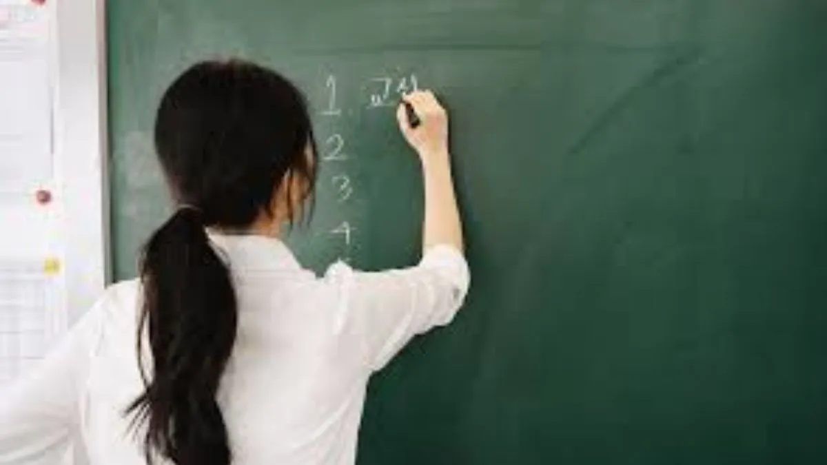 Chhindwara School News: छिंदवाड़ा के स्कूल में शिक्षिका पर गंभीर आरोप कक्षा 6 के बच्चों से आपत्तिजनक बातें और धमकी देने की शिकायत, जांच के बाद निलंबित