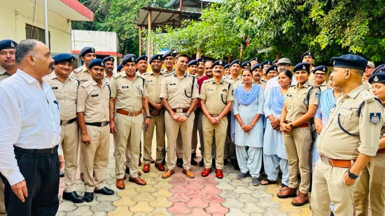Gwalior Police: ग्वालियर में अनोखी ‘बाहुबली विदाई’ का नजारा, सेवानिवृत्त IG अरविंद सक्सेना की फूलों से सजी कार को आरक्षक ने दांतों से खींचा
