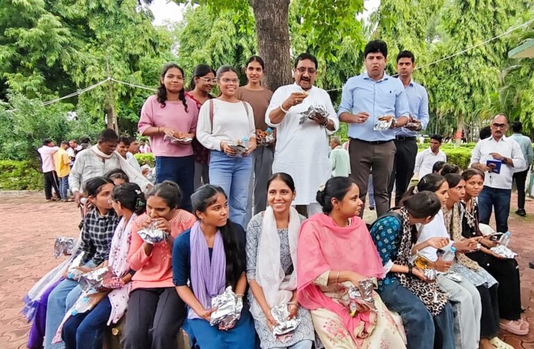 MP Employment News: खंडवा रोजगार मेले में 125 युवाओं का चयन, बड़ी कंपनियों ने दिए नौकरी के अवसर
