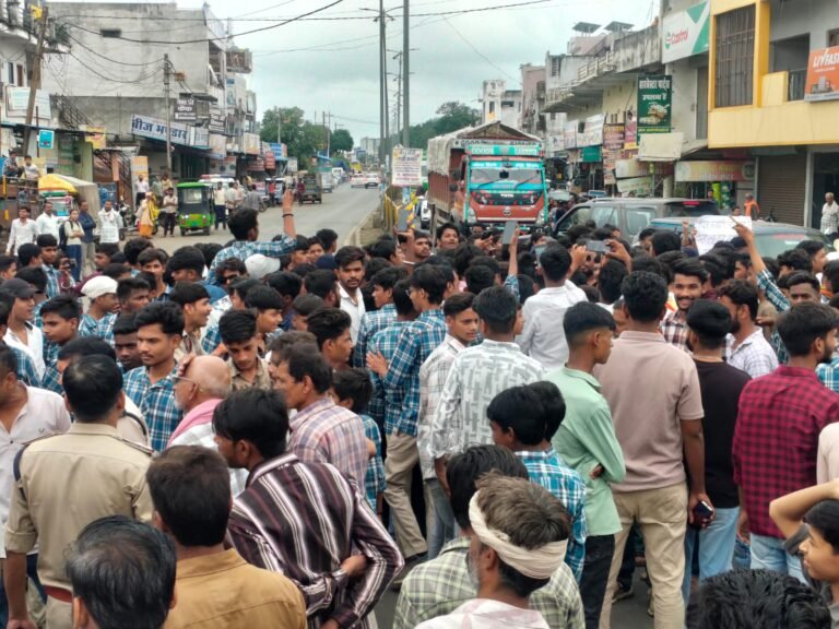 Jabalpur Patan Sandipani School Protest: विद्यालय दूर होने पर भड़के छात्र, पाटन-जबलपुर मार्ग पर 1 घंटे तक किया चक्काजाम