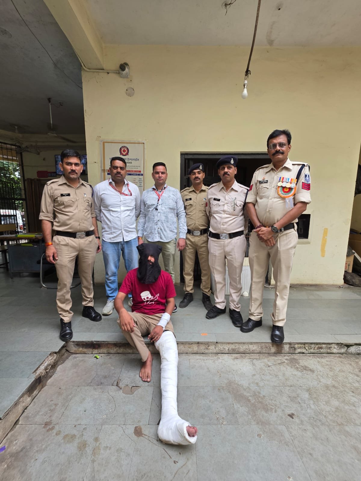 Indore Robbery: इंदौर में लूट के आरोपी का पुलिस से बचने का खतरनाक दांव, तीसरी मंजिल से कूदा; पैर में लगी चोट, पिस्टल-कारतूस बरामद