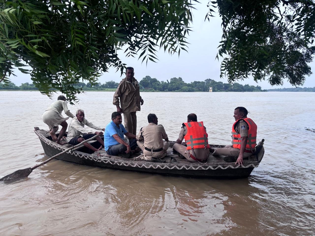 Rewa News: त्योंथर में उफनती बेलन नदी का कहर, नहाने गए दो युवक तेज बहाव में बहे; एक बचा, दूसरा लापता