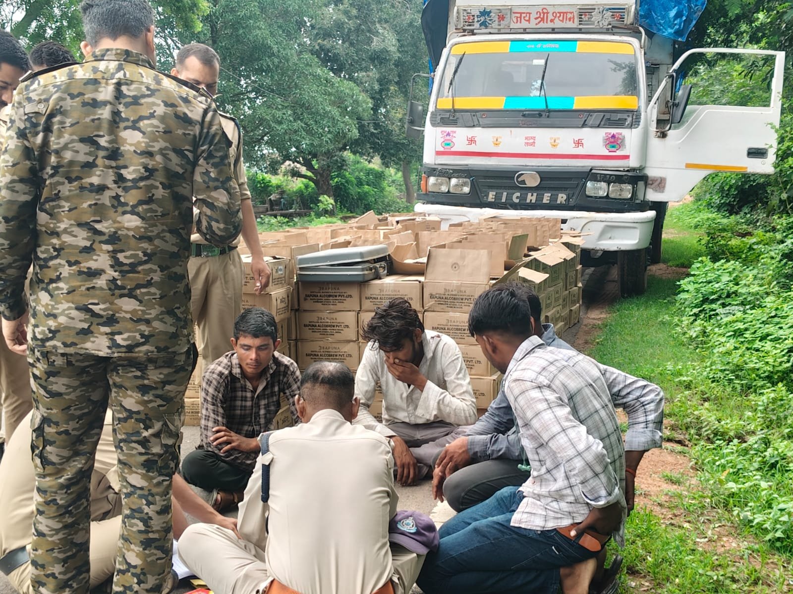 Tikamgarh Illegal Liquor Seized: टीकमगढ़ में अवैध शराब से भरा ट्रक जब्त: 14 लाख की 281 पेटी बरामद, दो गिरफ्तार