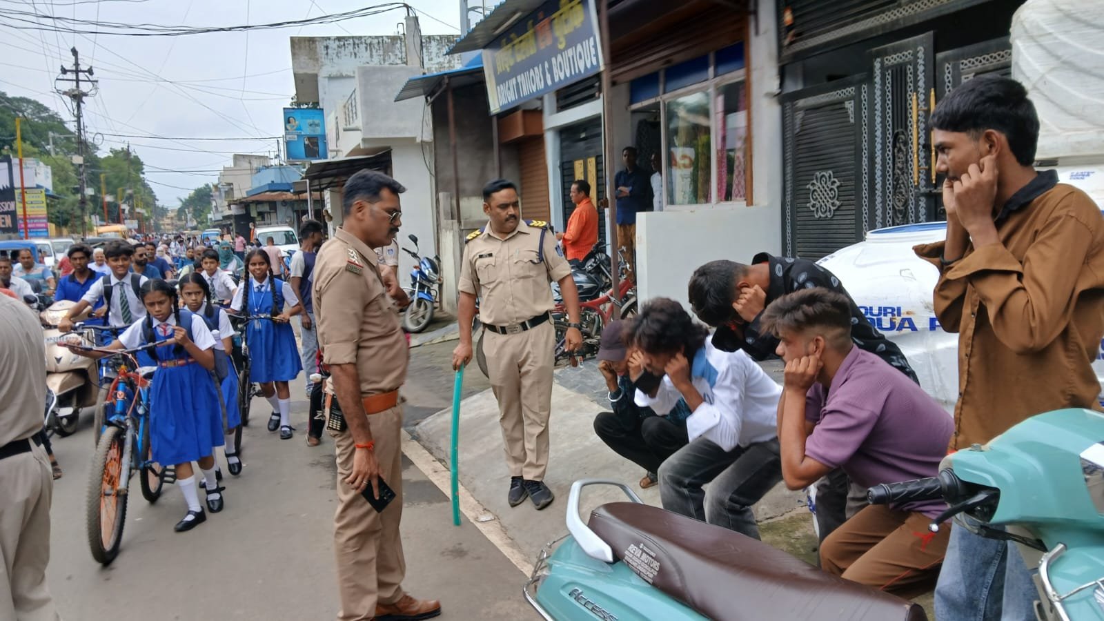Jabalpu News: जबलपुर में स्कूलों के बाहर पुलिस की सख्ती, मनचलों पर कार्रवाई; छुट्टी के समय लगातार होगी निगरानी