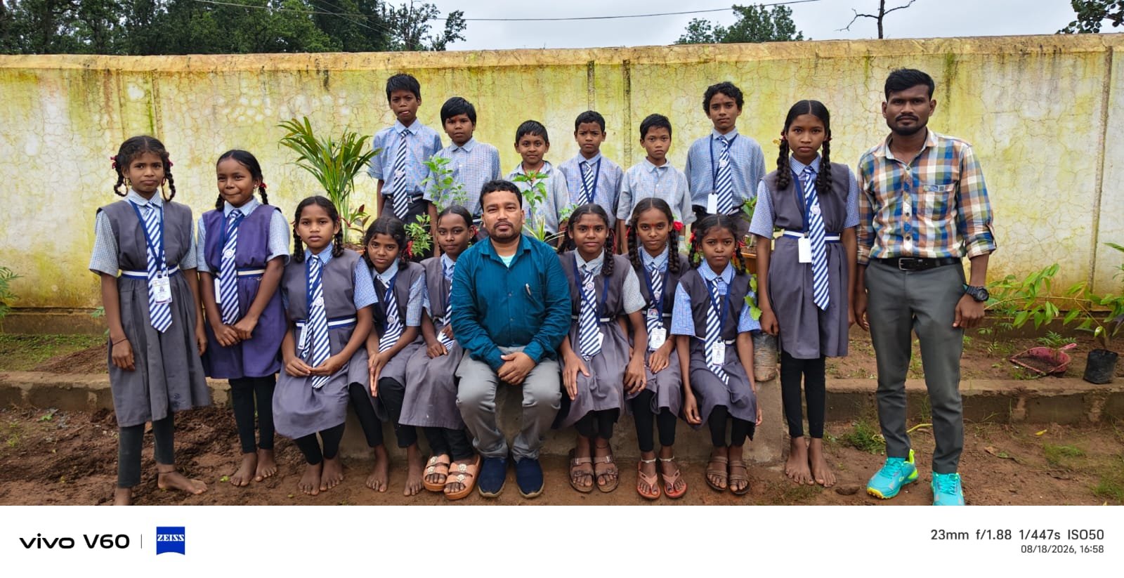 Makri PS Bhattipara Plantaton Drive: प्राथमिक शाला भट्टीपारा एरला में ‘एक पेड़ माँ के नाम’ अभियान: वृक्षारोपण के साथ हुआ भव्य ‘न्योता भोज’ का आयोजन