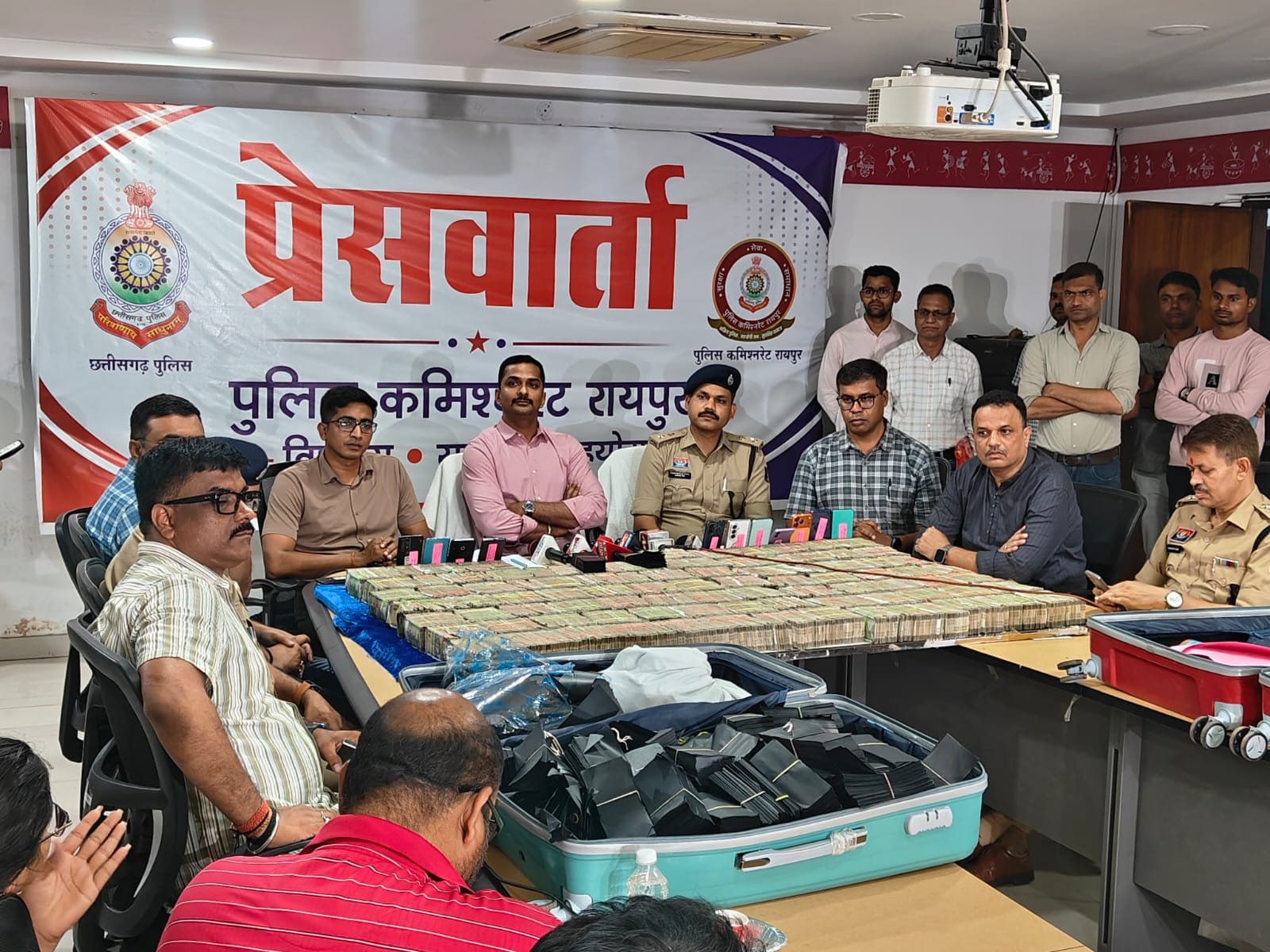 Black Currency Wash Scam Exposed: रायपुर पुलिस का पुणे के रिसॉर्ट में बड़ा छापा: ‘वॉश-एंड-वॉश’ ब्लैक करंसी ठगी गिरोह के 7 आरोपी गिरफ्तार, 4 करोड़ नगद जब्त