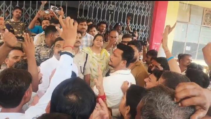 Tikamgarh NSUI Student Union Election Protest: छात्रसंघ चुनाव को लेकर टीकमगढ़ में फूटा गुस्सा: NSUI ने कलेक्ट्रेट घेरा, direct पद्धति से चुनाव की मांग
