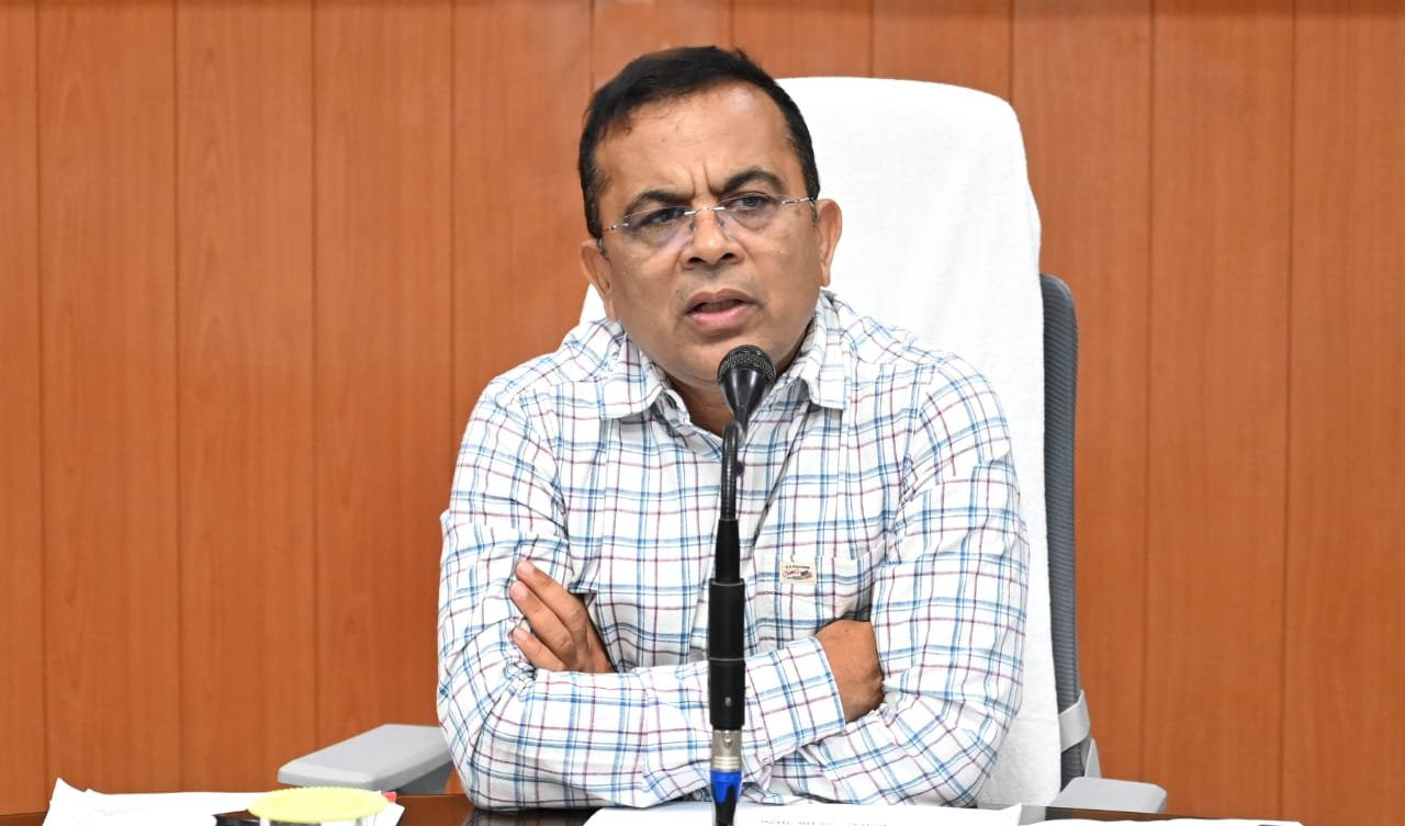 Janjgir Collector Janmejay Mahobe Revenue Review: जांजगीर कलेक्टर ने नक्शा बटांकन की धीमी प्रगति पर जताई कड़ी नाराजगी: कहा- खुद फील्ड में जाकर देखूंगा काम