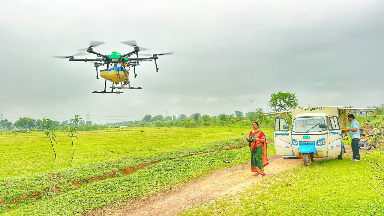 Janjgir Drone Didi Hemlata Manhar Success: तकनीक के पंखों से आत्मनिर्भरता की उड़ान: नवागढ़ की हेमलता मनहर बनीं जांजगीर की ‘ड्रोन दीदी’