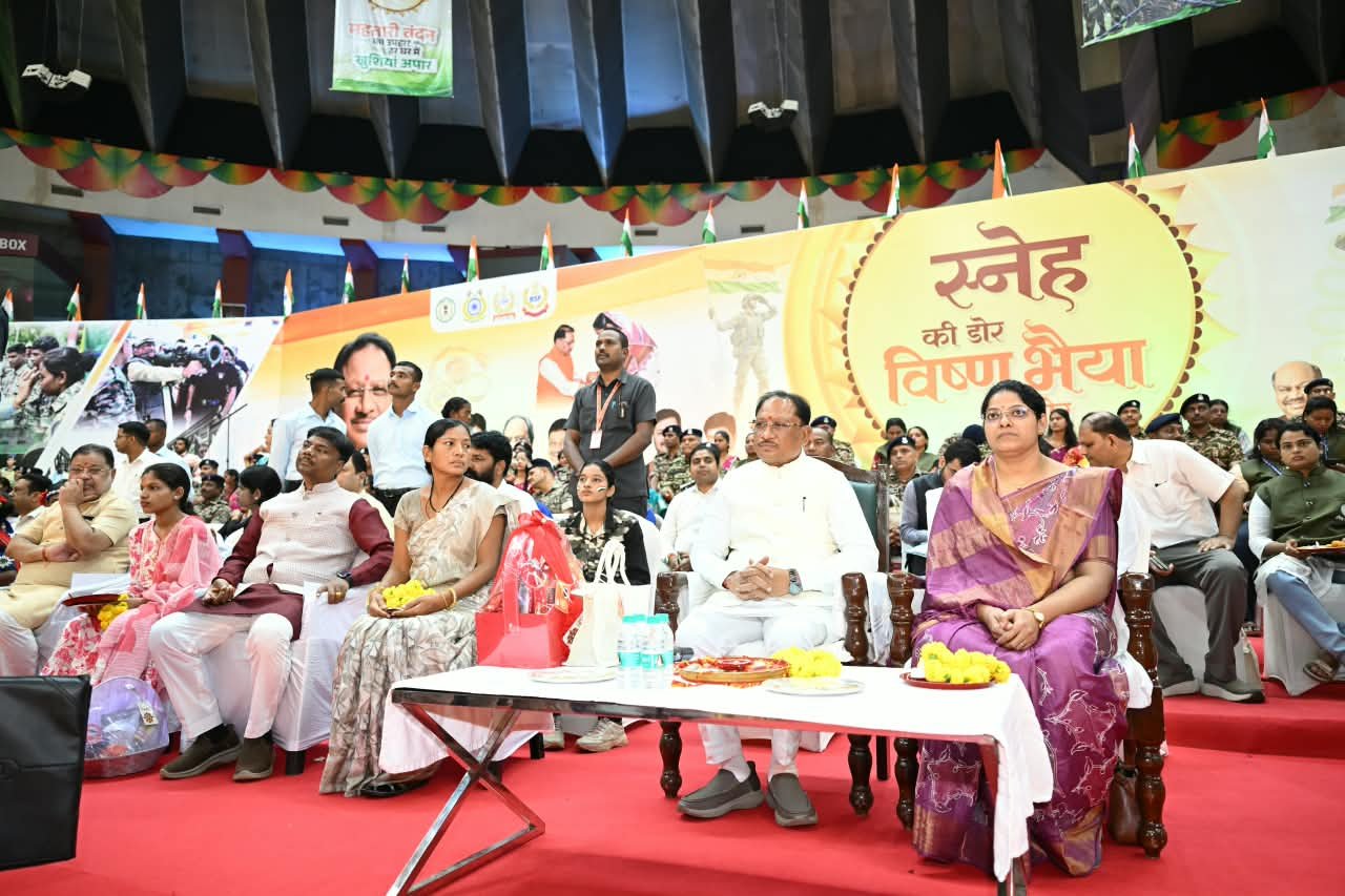 CM Vishnu Deo Sai Sneh Ki Dor Program Raigarh/Raipur: स्नेह की डोर: शहीद की पत्नी ने मुख्यमंत्री की कलाई पर बांधी राखी, नक्सलमुक्त छत्तीसगढ़ को बताया बहनों का सबसे बड़ा उपहार