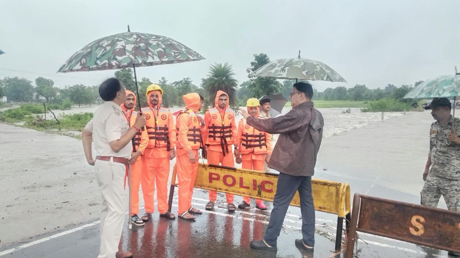 Tikamgarh Heavy Rain: टीकमगढ़ में अतिवृष्टि से उफान पर नदी-नाले, कई पुल-पुलियाओं पर आवागमन बंद; कलेक्टर-एसपी ने किया निरीक्षण
