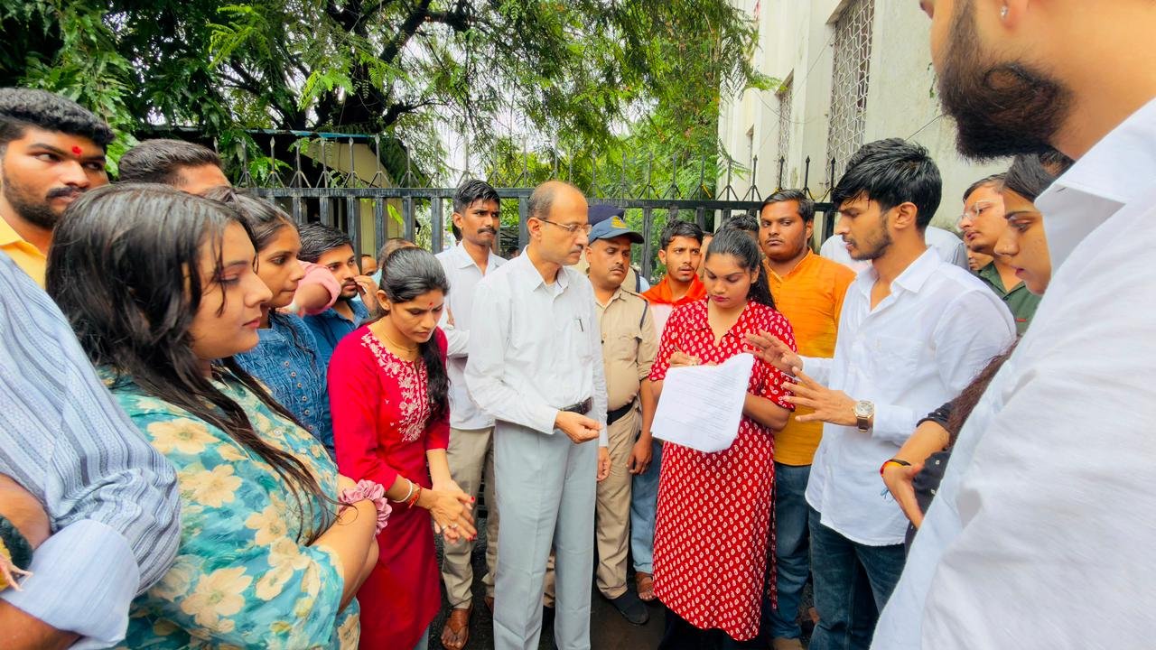 Bhopal News: शासकीय कॉलेजों की बदहाल व्यवस्था के खिलाफ अभाविप का ‘विद्यार्थी हुंकार अभियान’, भोपाल में सैकड़ों छात्रों ने किया प्रदर्शन