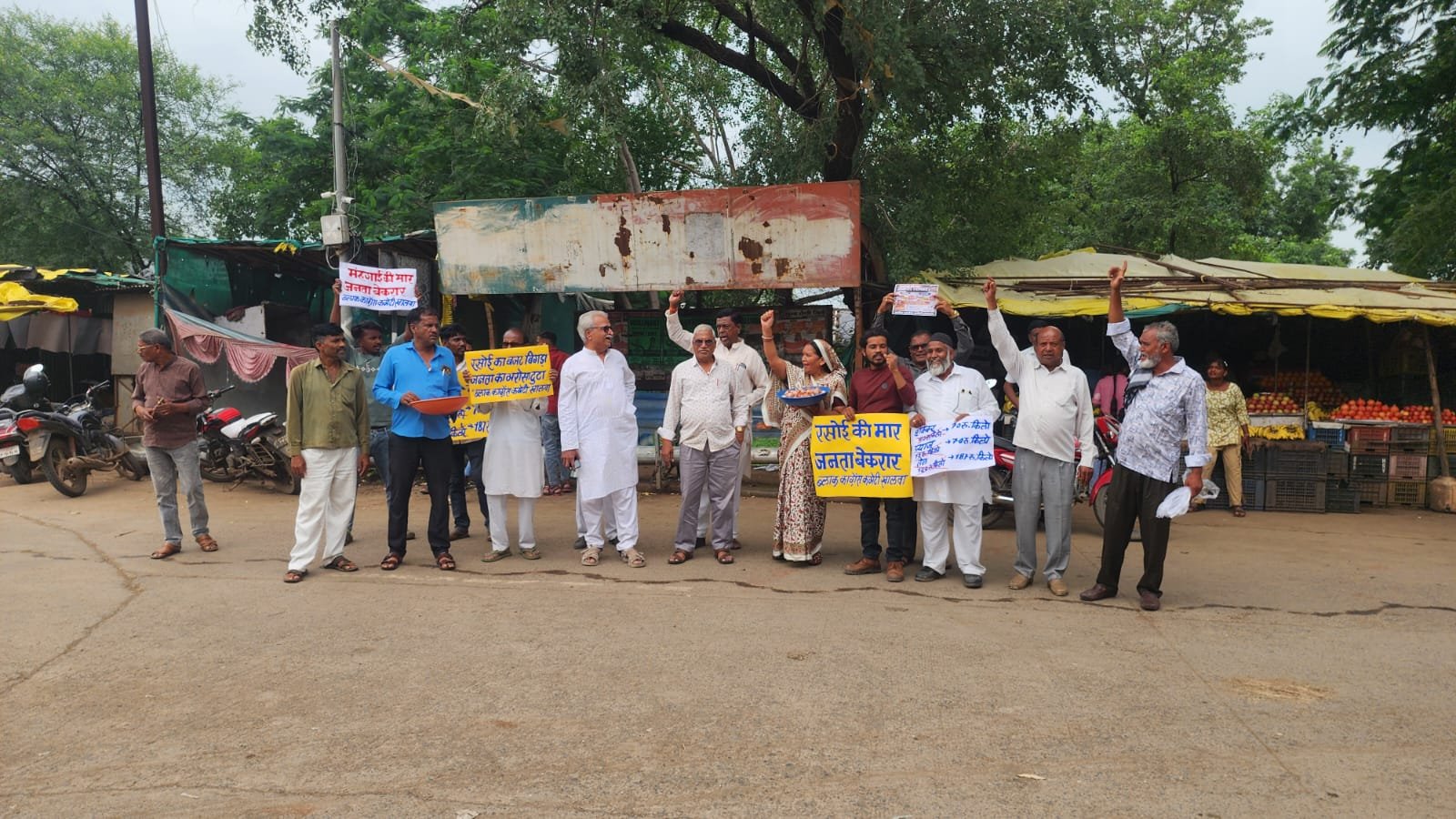 Khalwa Congress Protest: खालवा में महंगाई के खिलाफ कांग्रेस का हल्ला-बोल, शक्कर-प्याज बांटकर सरकार की नीतियों पर साधा निशाना