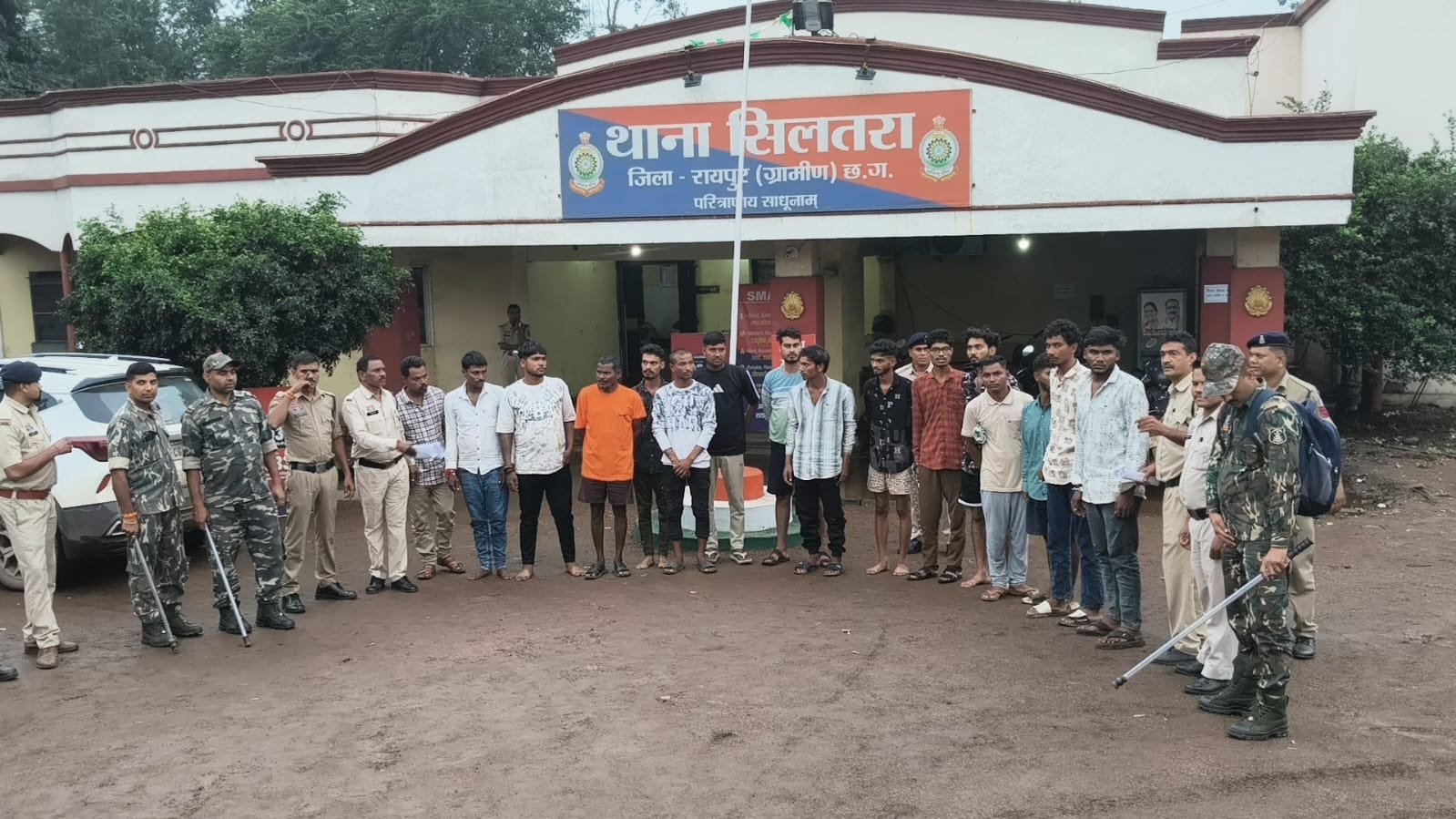 Raipur Siltara Police Night Operation: सिलतरा पुलिस का देर रात बड़ा अभियान, गुंडा-बदमाशों और अपराधियों समेत 17 लोगों पर कसा शिकंजा