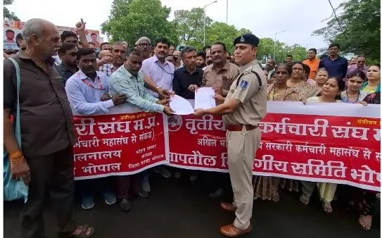 MP News: भोपाल में तृतीय वर्ग कर्मचारियों का प्रदर्शन CPCT की अनिवार्यता खत्म करने समेत 5 सूत्रीय मांगों को लेकर बड़े आंदोलन की चेतावनी
