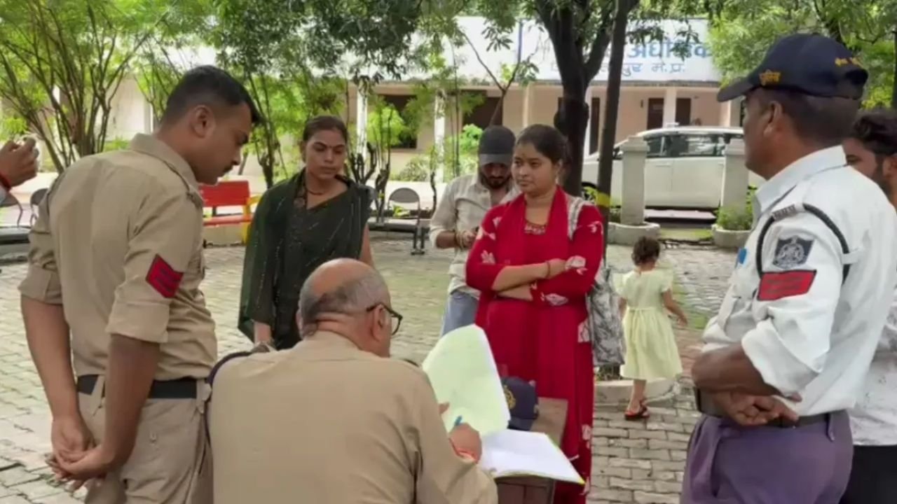 MP News: छतरपुर में गजब का मामला! एक पति की दो पत्नियां पहुंचीं SP ऑफिस, दोनों ने लगाए गंभीर आरोप