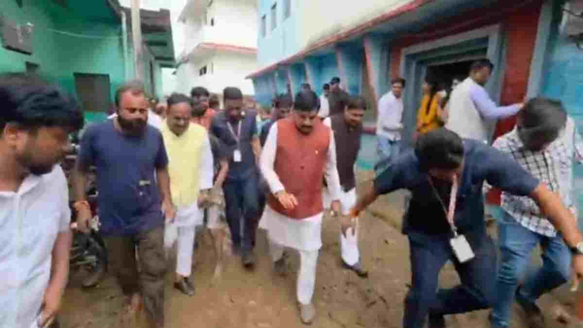 Chitrakoot Flood: कीचड़ में उतरे CM मोहन यादव, पैदल पहुंचकर देखा बाढ़ का मंजर
