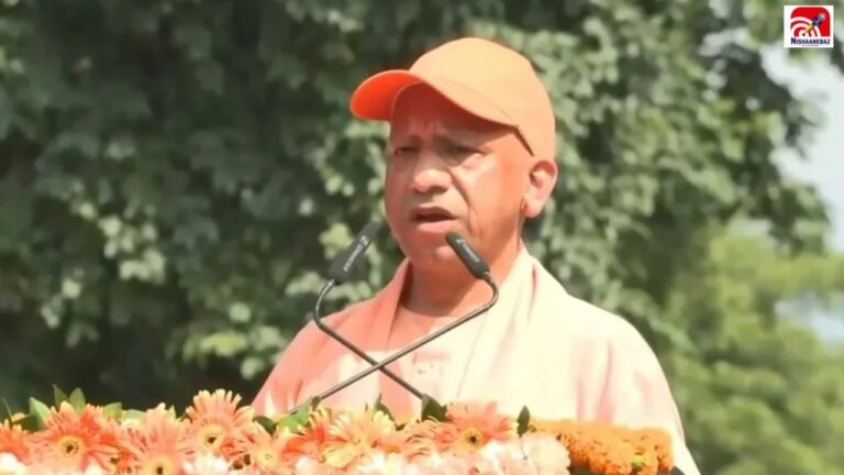 UP News: लखनऊ में CM योगी ने निकाली तिरंगा यात्रा, सड़कों पर उतरे हजारों युवा, अंत में दिखा ये खास नजारा