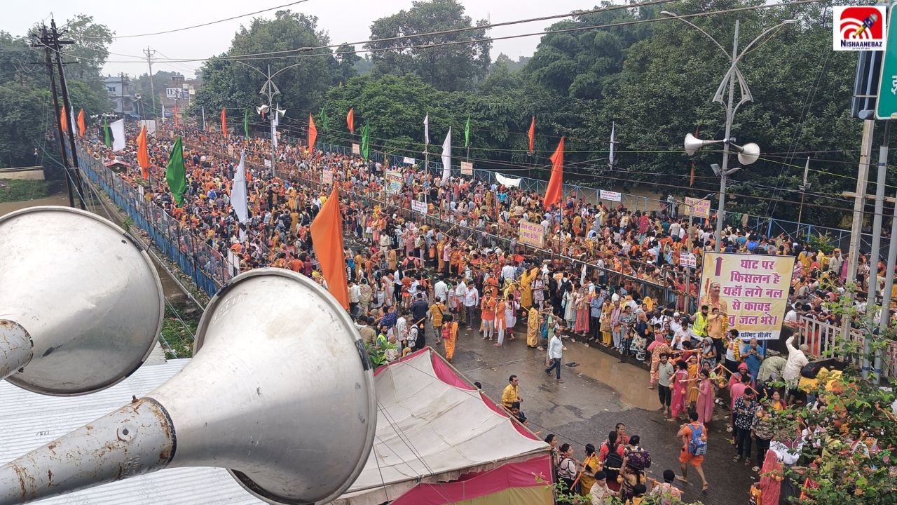 Sehore Kawad Yatra: 100 मीटर दूर थी एंबुलेंस, हार्ट अटैक के बाद  भीड़ में श्रद्धालु को कंधे पर लेकर दौड़े डॉक्टर