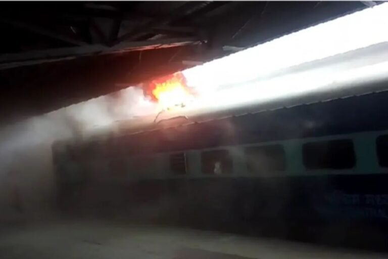 Jabalpur Station Fire Incident: जबलपुर रेलवे स्टेशन के प्लेटफॉर्म-6 पर जीएम केआरए कोच में भीषण आग, मच गई अफरा-तफरी