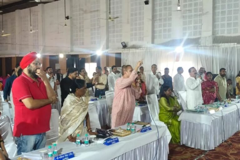 Ambikapur Municipal Corporation Row: ‘मैं मेहंदी लगाकर नहीं बैठी हूं’: सामान्य सभा में भिड़े महापौर और नेता प्रतिपक्ष, हंगामा के बाद बैठक स्थगित