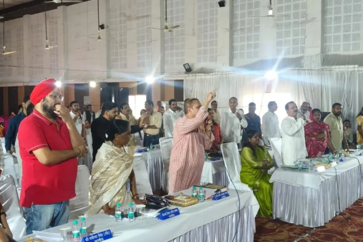 Ambikapur Municipal Corporation Row: ‘मैं मेहंदी लगाकर नहीं बैठी हूं’: सामान्य सभा में भिड़े महापौर और नेता प्रतिपक्ष, हंगामा के बाद बैठक स्थगित