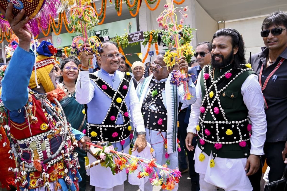 CM House Hareli Celebration Traditional Games: गेड़ी दौड़, बिल्लस और बाटी से गुलजार हुआ सीएम हाउस; मांदर की थाप पर थिरके लोक कलाकार