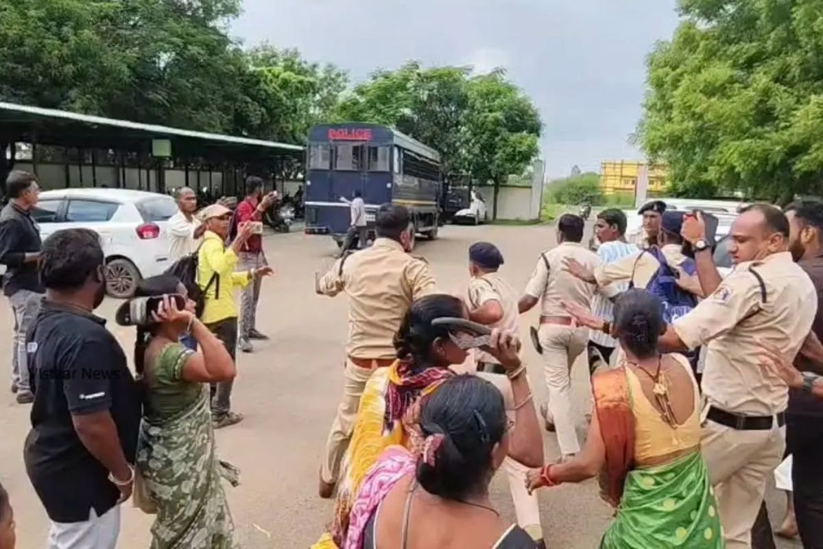 Bhoyna Triple Murder Case Verdict: भोयना तिहरे हत्याकांड में बड़ा फैसला: 5 वयस्कों को उम्रकैद, कोर्ट परिसर में परिजनों ने दोषियों पर बरसाईं चप्पलें