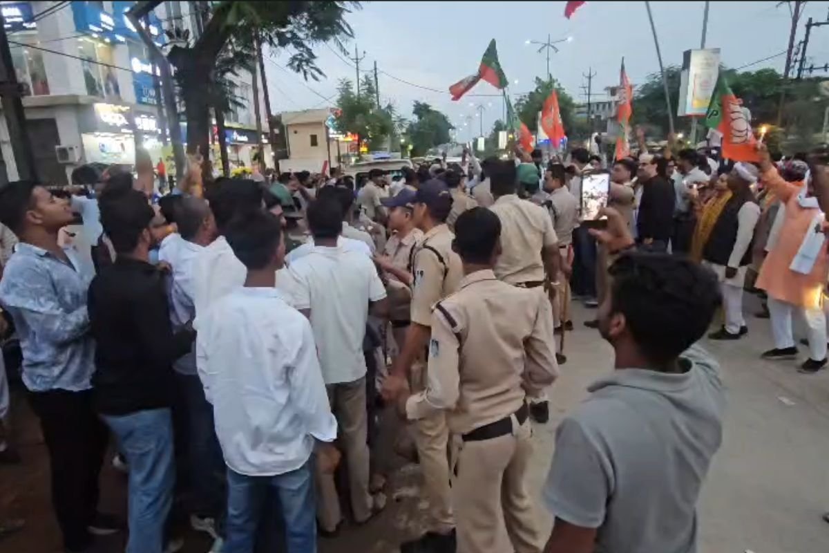 Rewa BJP Congress Clash Vande Mataram Row: रीवा में वंदे मातरम के अपमान के विरोध पर बवाल: भाजपा और कांग्रेस कार्यकर्ता आमने-सामने, जमकर हुई झूमाझटकी
