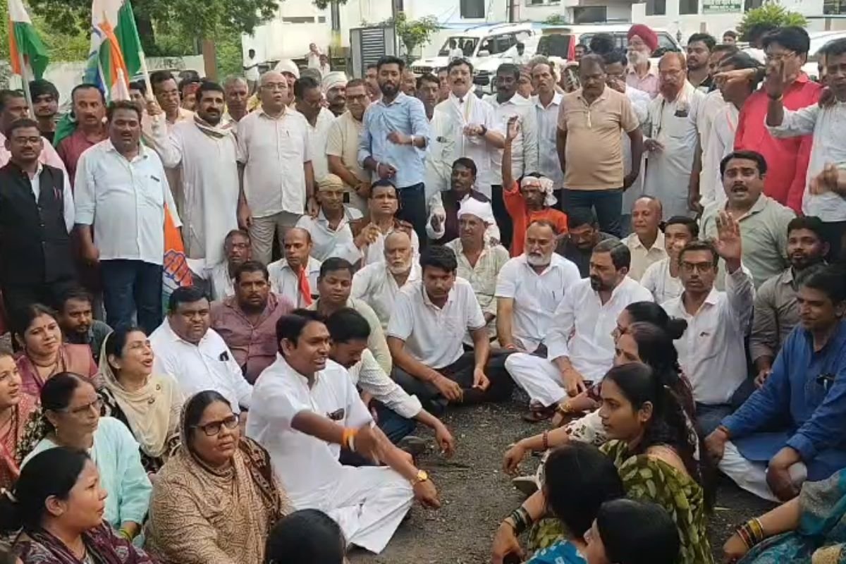 Rewa BJP Congress Clash Protest: रीवा में भाजपा-कांग्रेस विवाद के बाद बवाल: कांग्रेस का एसपी कार्यालय पर प्रदर्शन