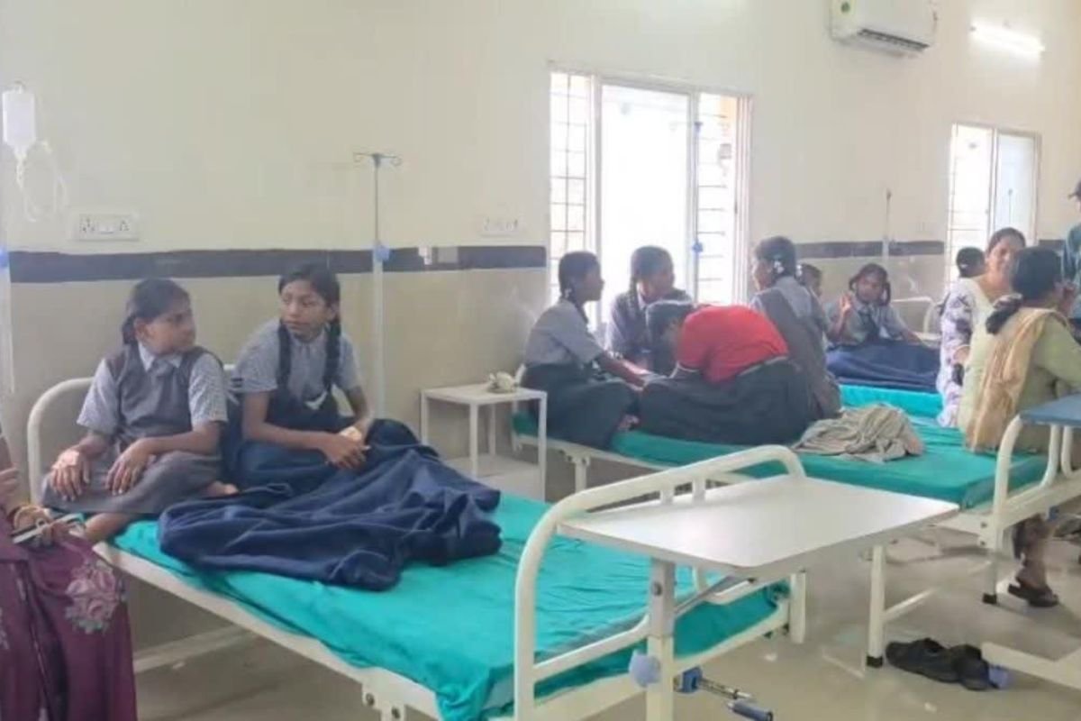 Bemetara Atmanand School Food Poisoning: मध्याह्न भोजन खाते ही बच्चों के पेट में उठा भयानक दर्द: जिला अस्पताल में भर्ती, स्थिति गंभीर