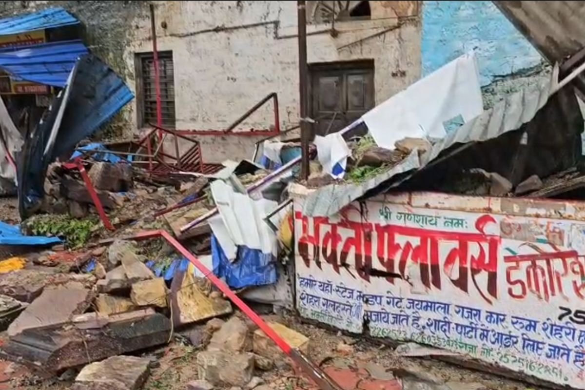 Rewa Building Collapse Death: रीवा में बारिश का कहर: कृषि विभाग की जर्जर इमारत का छज्जा गिरा, मलबे में दबकर फूल व्यापारी की मौत