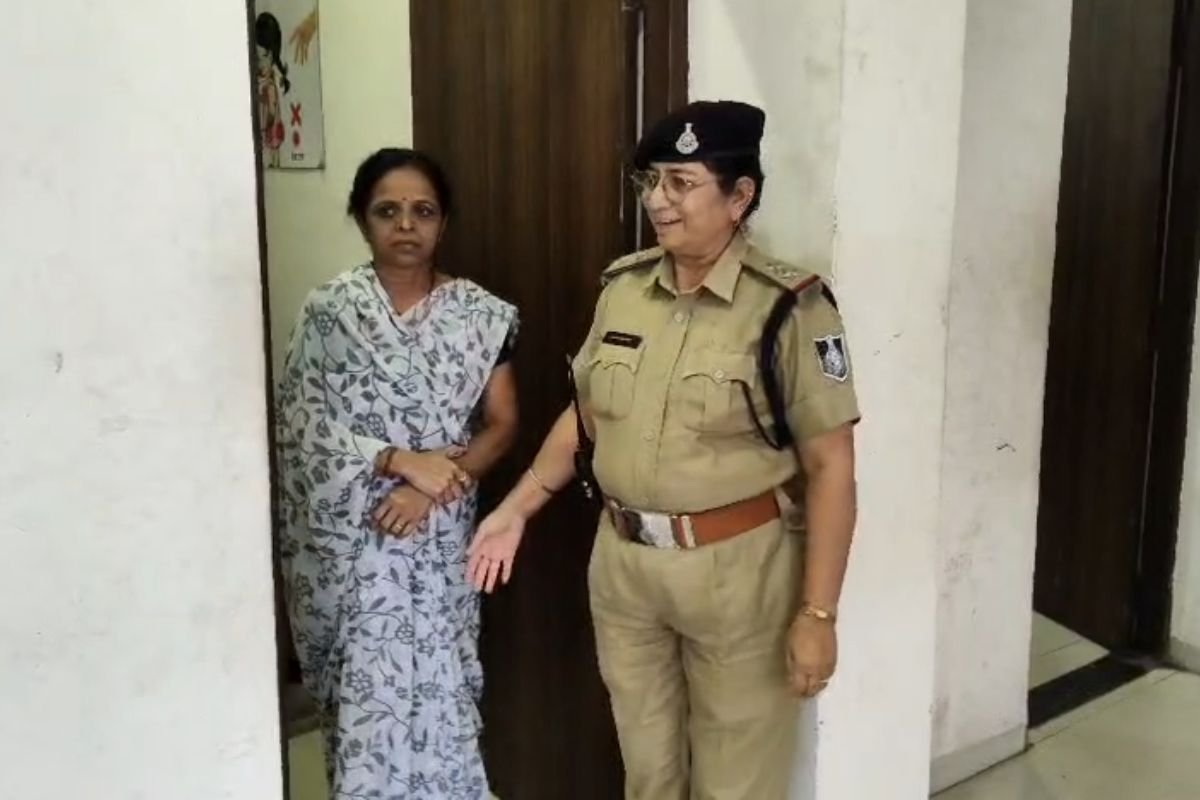 Indore Aviation Job Fraud Case: इंदौर में एयरपोर्ट पर नौकरी का झांसा देकर 11 लाख की ठगी, ‘ब्लू मून एविएशन एकेडमी’ संचालक पर केस दर्ज