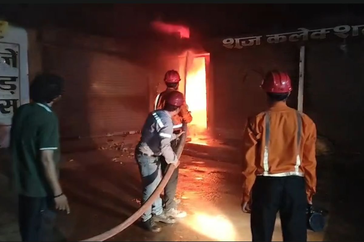 Janjgir Akaltara Police Brave Rescue: अकलतरा पुलिस की तत्परता से टली भीषण त्रासदी: जलती दुकान के ऊपर फंसे 5 परिवारों के 14 लोगों की बचाई जान