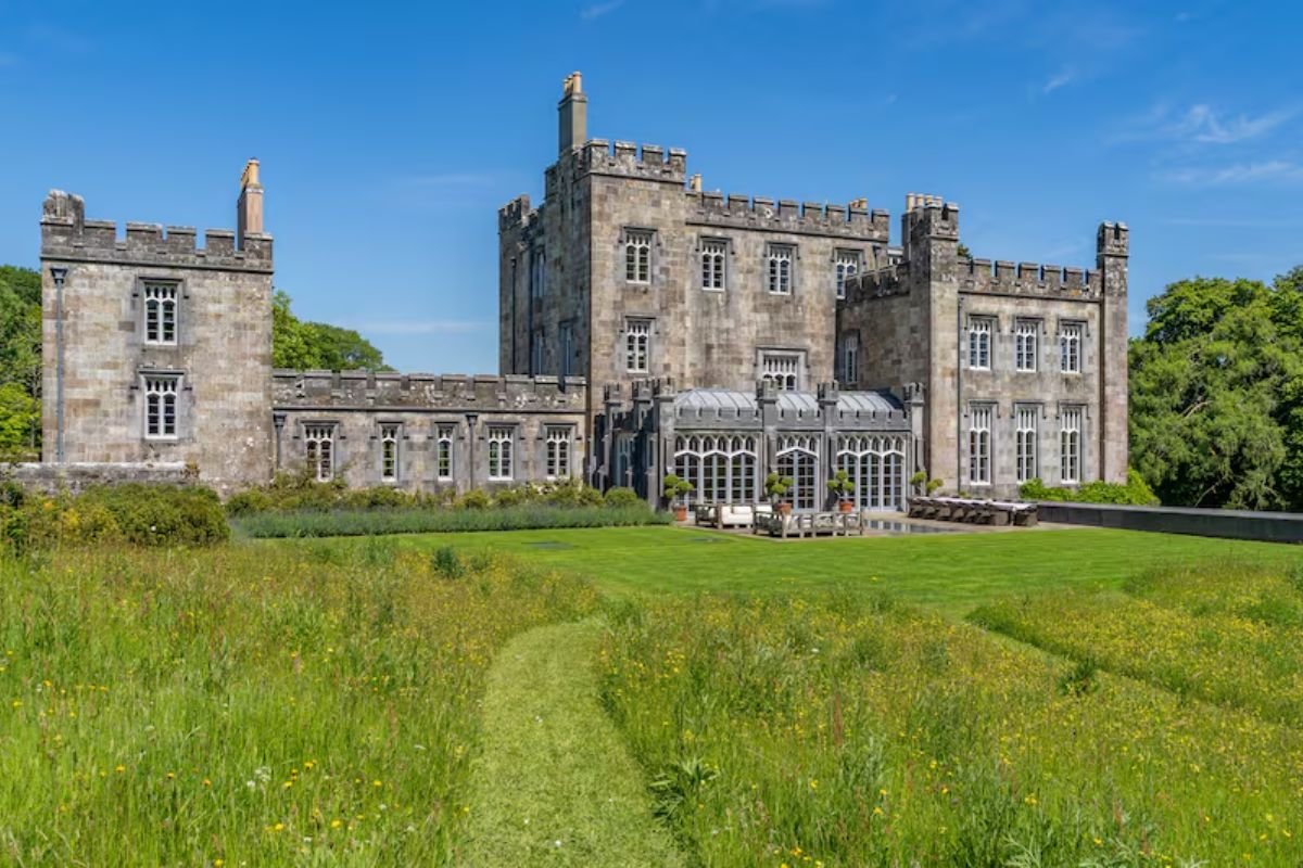 Zuckerberg Buys Strancally Castle In Ireland: 16 हजार वर्ग फुट में फैला है जुकरबर्ग का नया महल, डाइनिंग रूम से किचन पहुंचने में लगते हैं 5 मिनट