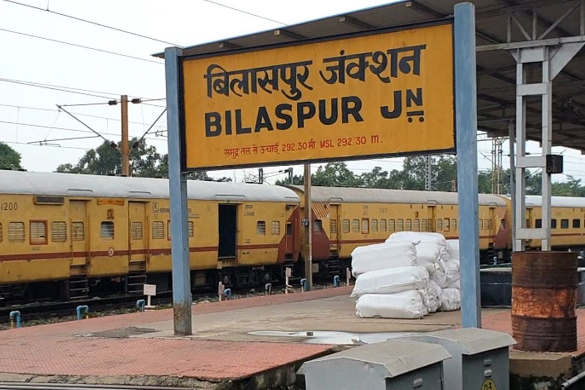 SECR Bilaspur Ticket Checking Drive: दक्षिण पूर्व मध्य रेलवे की बड़ी कार्रवाई: बिलासपुर रेल मंडल ने पकड़ा बिना टिकट सफर, 385 यात्रियों से वसूला ₹3.17 लाख जुर्माना